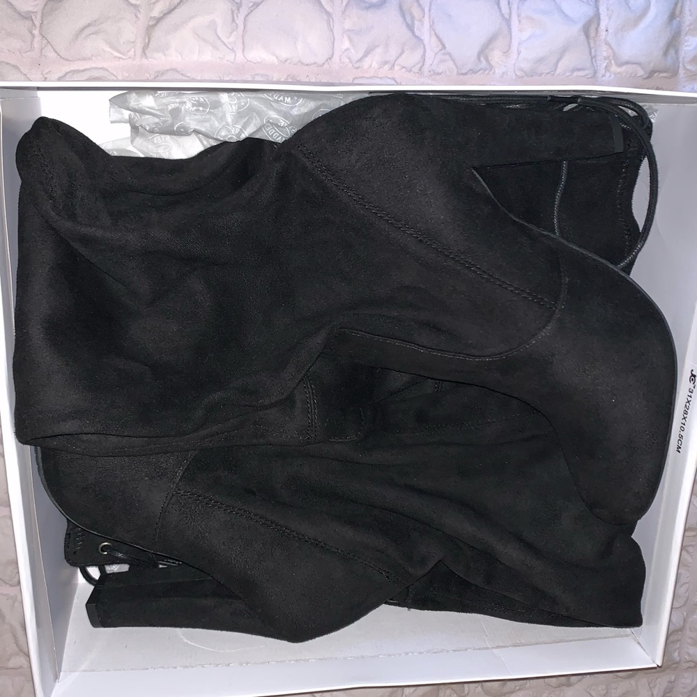 STEVE MADDEN THIGH HIGH BOOTS. NEVER WORN.